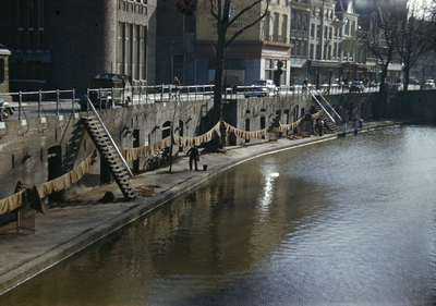 21956 Gezicht op de Oudegracht en de werfkelders te Utrecht.